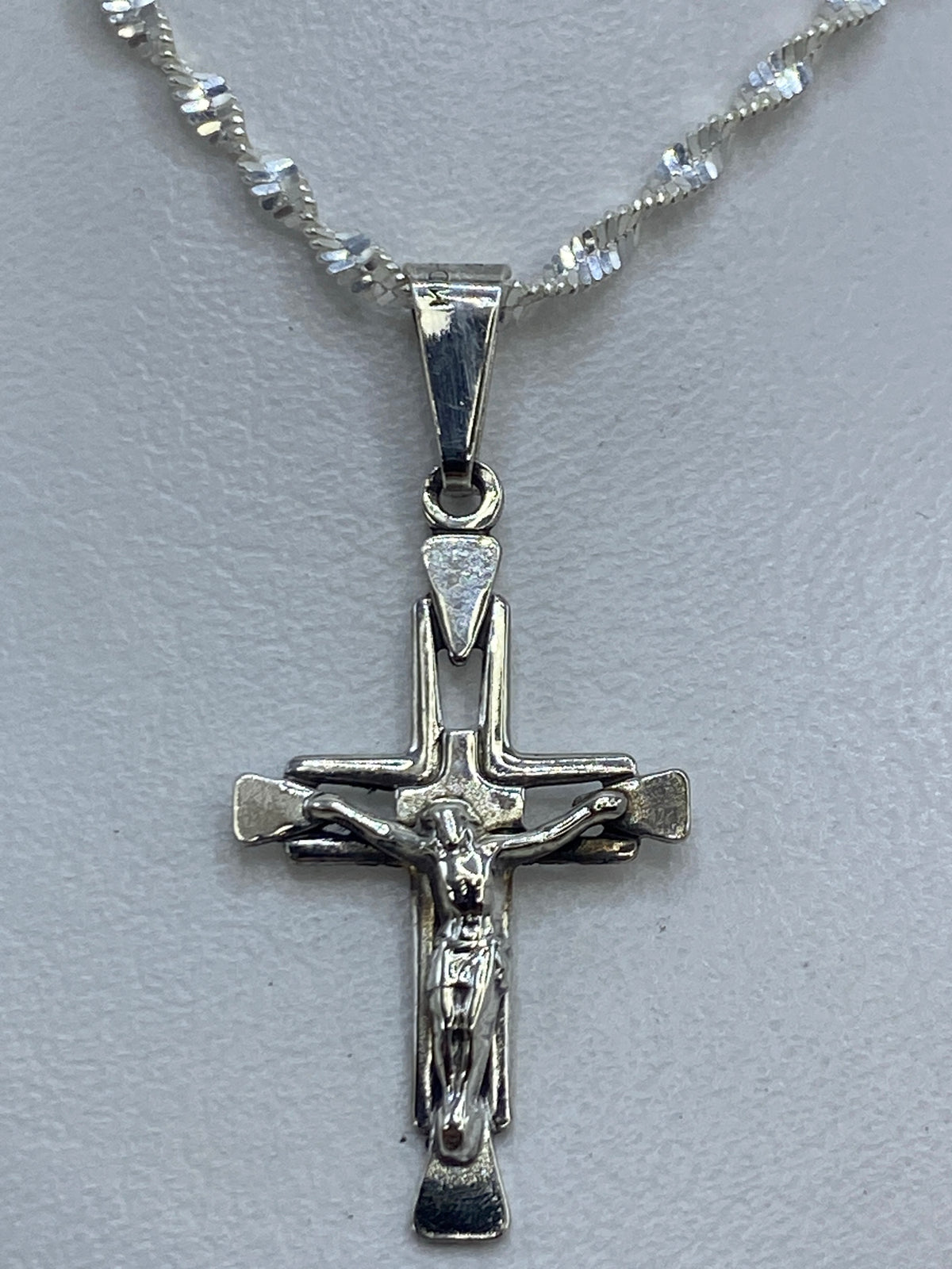 Crucifijo de plata .925 de 3 cm con figura tallada, colgado de una cadena plateada
