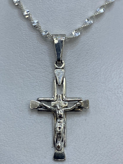 Crucifijo de plata .925 de 3 cm con figura tallada, colgado de una cadena plateada