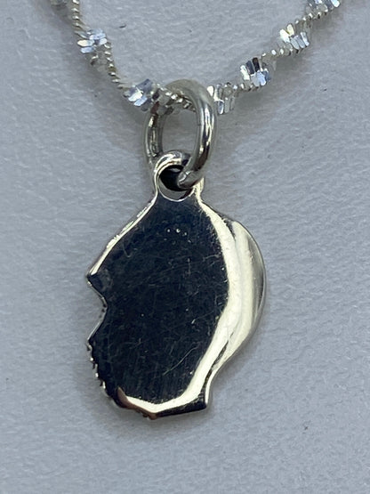 Dije de plata minimalista de 2 cm colgando de cadena de plata brillante