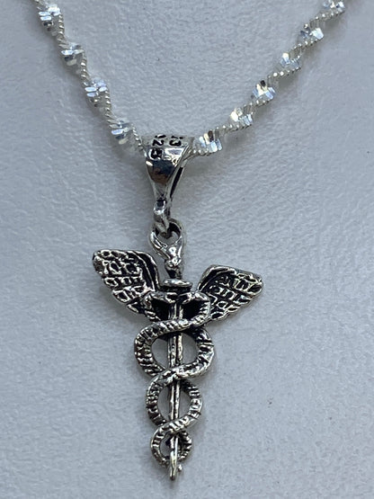 Dije caduceo en plata .925 con alas detalladas, colgante religioso de Taxco