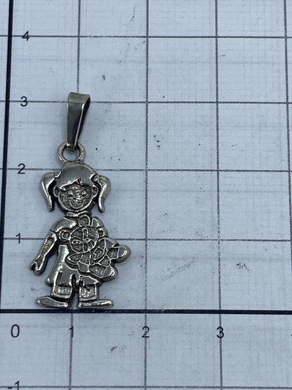 Detalle del acabado repujado en el vestido de la muñequita de plata Taxco