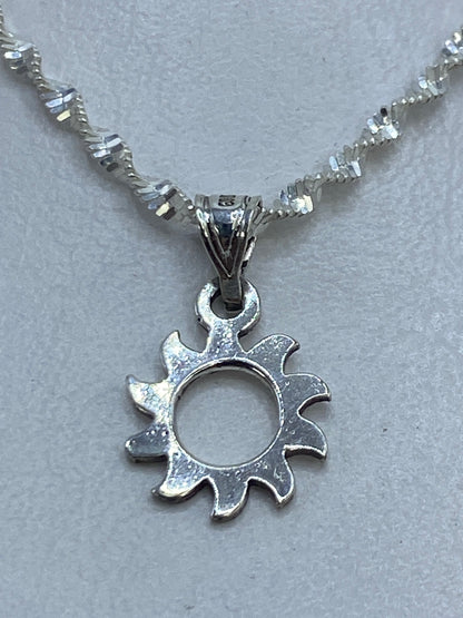 Dije de plata 925 en técnica de calado, minimalista, de 1 cm colgado en cadena serpentina