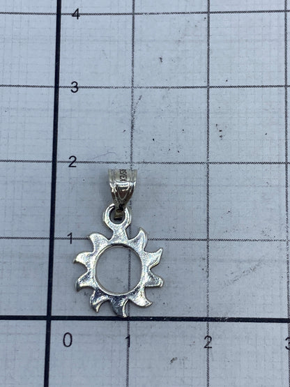 Detalle del anillo de la plata 925 con Quinto marcado en el dije