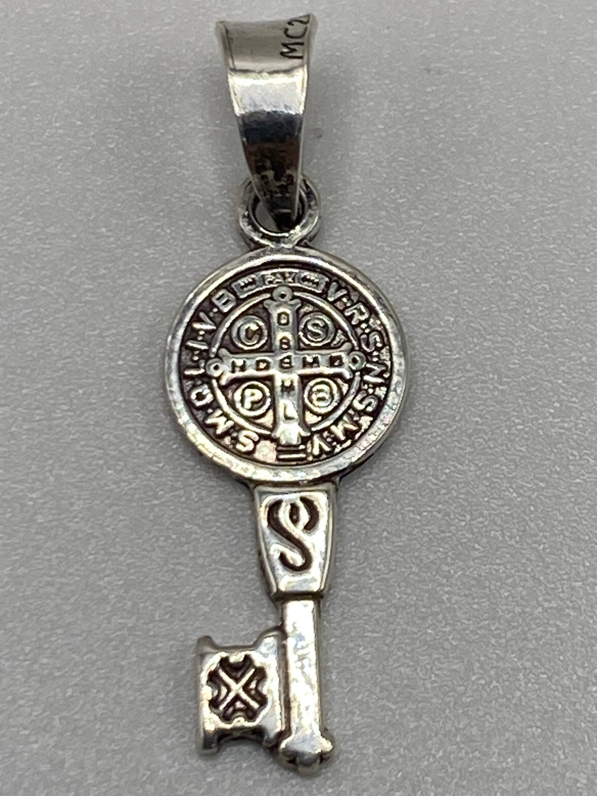 Dije Llave de San Benito — Plata 925 Repujada Taxco — foto 5