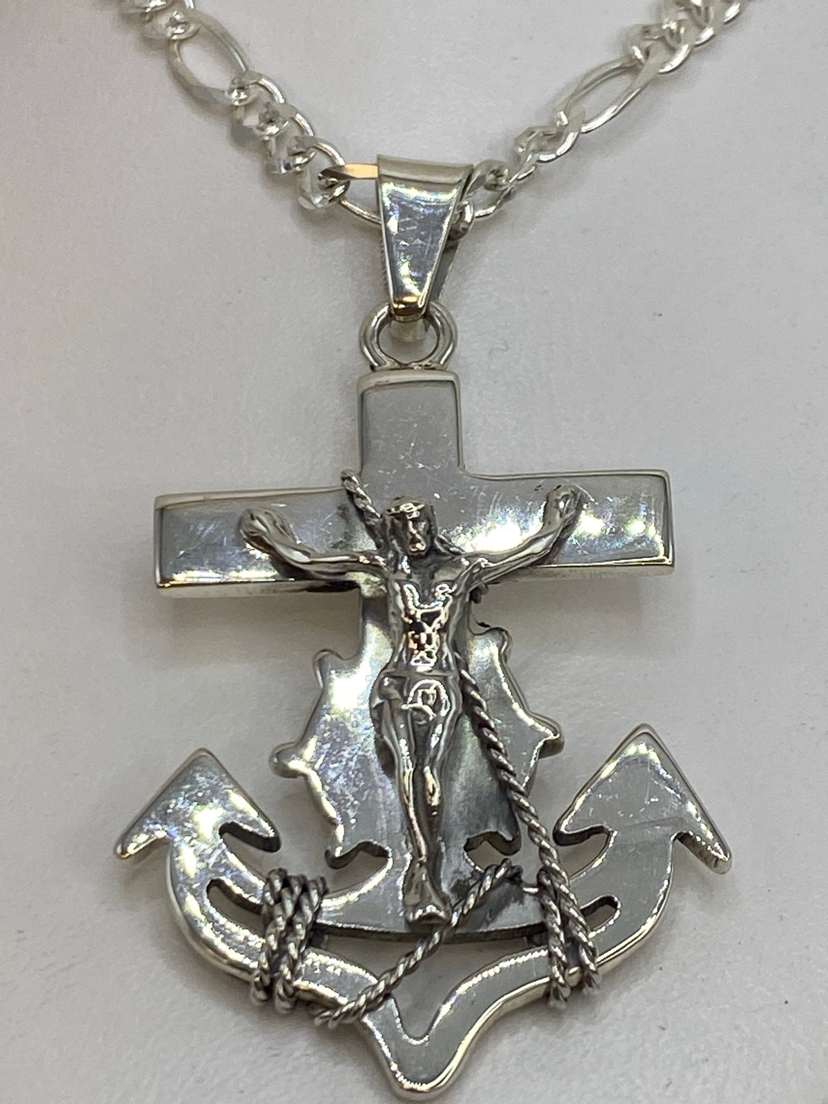 Dije de plata 925 con cruz y ancla marinera entrelazadas, largo 6 cm, colgando de cadena en cuello
