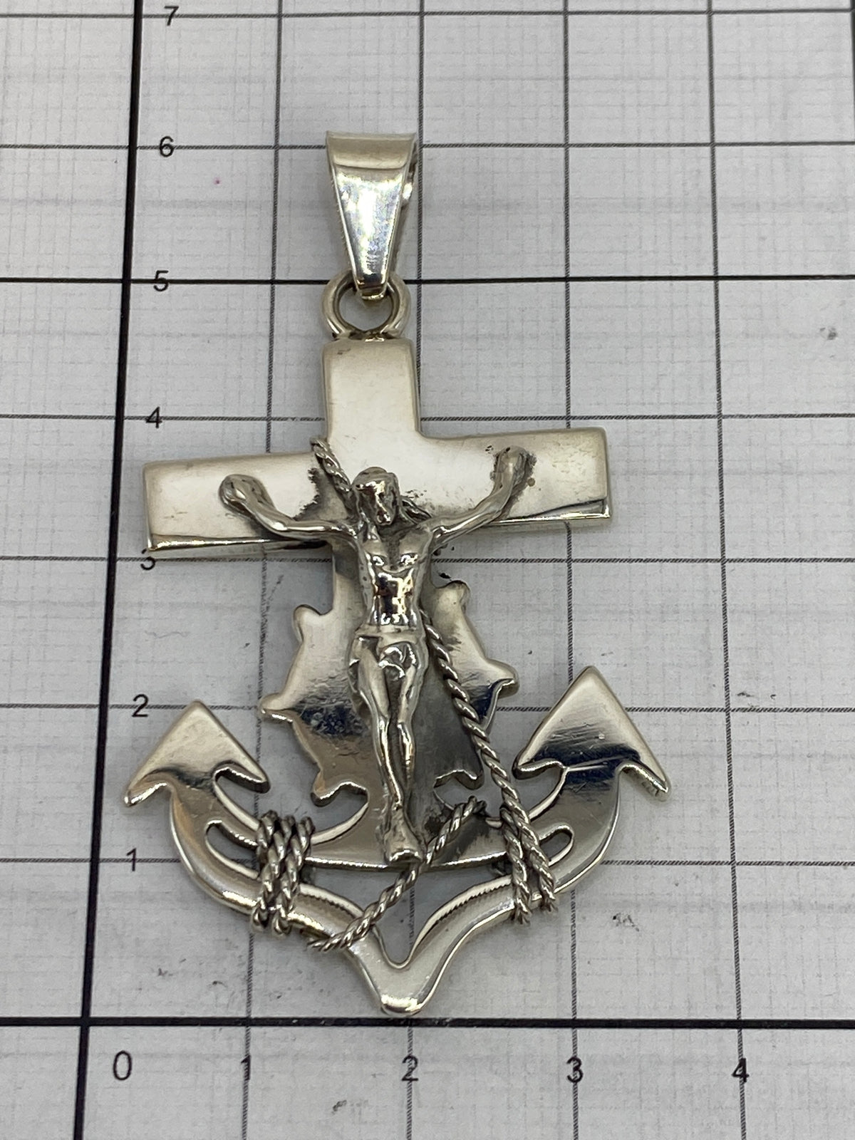 Dije de plata marinero sobre fondo blanco con la marca del Quinto 925