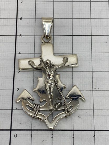 Dije de plata marinero sobre fondo blanco con la marca del Quinto 925