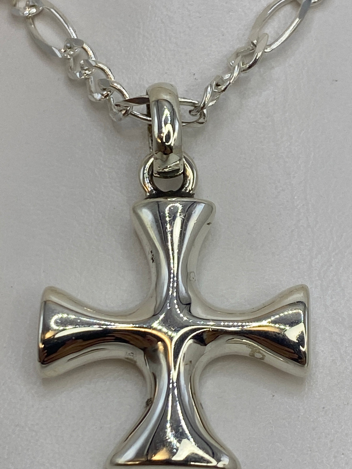 Dije cruz de plata 925 con cartoneado de Taxco sobre cadena plateada
