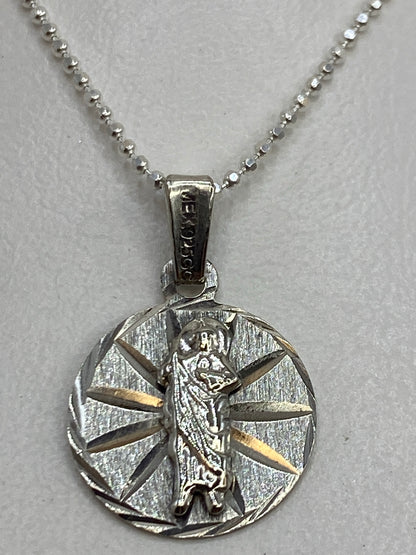 Dije religioso de plata 925 con ángel de la guarda en relieve sobre fondo gris