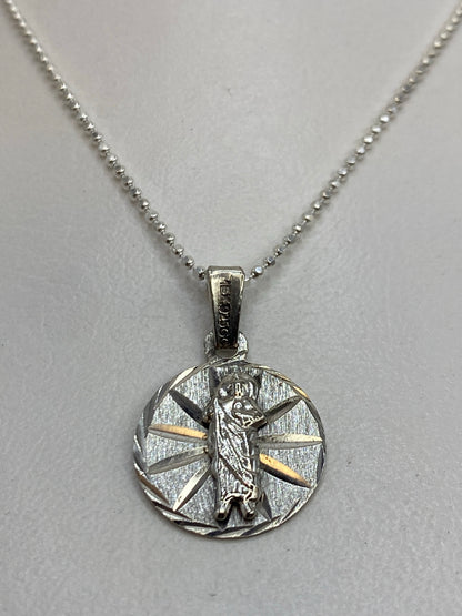Detalle del ángel de la guarda en plata 925, visto de frente