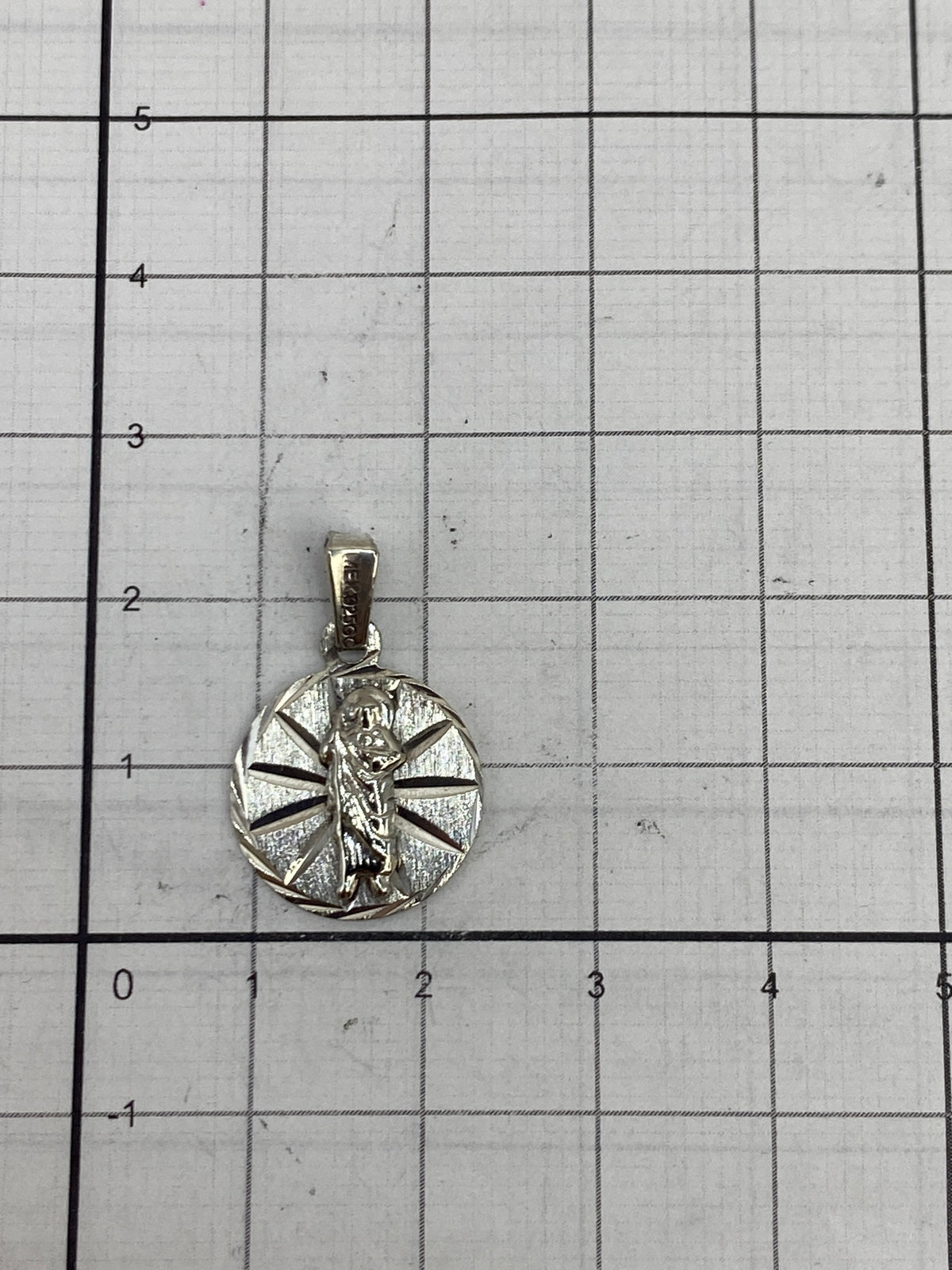 Reverso del dije con marca Quinto 925 y acabado pulido