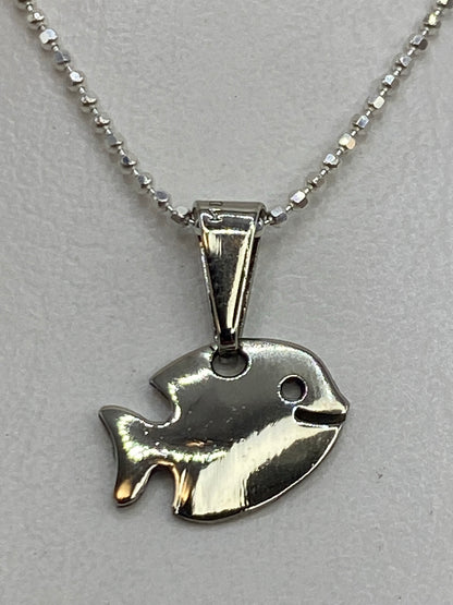 Dije de plata en calado con forma de pez, tamaño 1 cm, sin cadena