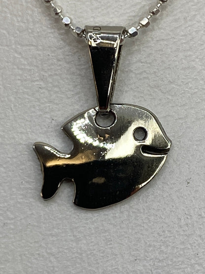 Detalle del corte calado del pez de plata 925