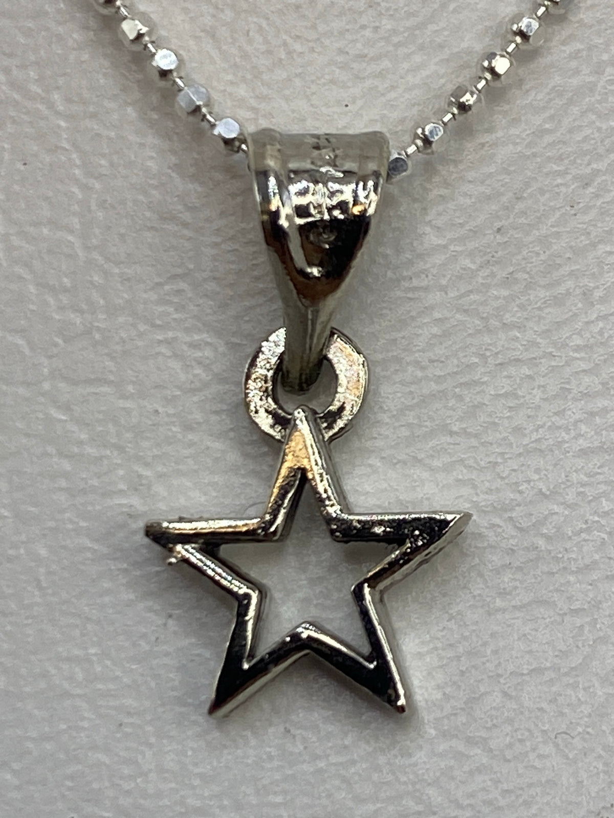 Detalle del corte de calado en la estrella de plata, mostrando los espacios abiertos