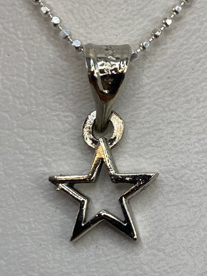 Detalle del corte de calado en la estrella de plata, mostrando los espacios abiertos