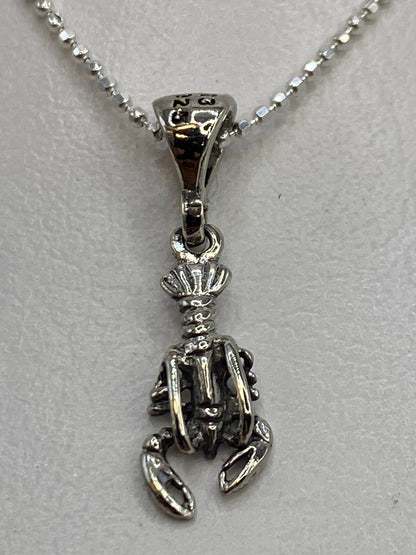 Dije de plata 925 en forma de cangrejo, 1.8 cm de largo, detalle de pinzas abiertas
