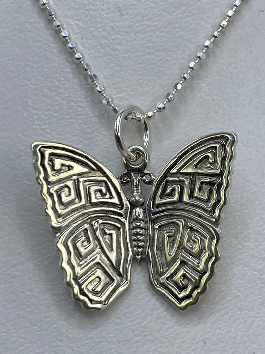 Dije de plata mariposa prehispánica con repujado geométrico de Taxco