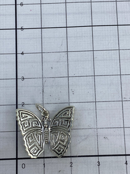 Reverso del dije mariposa con textura de repujado ancestral de Taxco