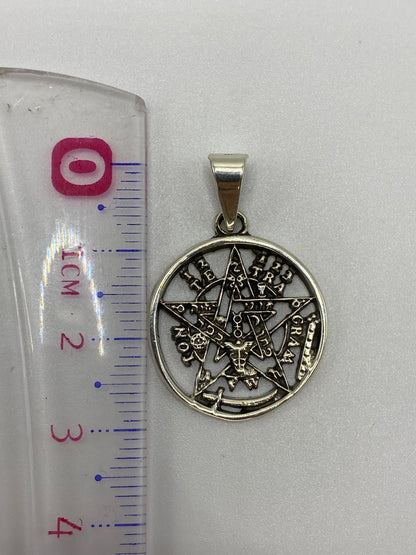 Peso y medidas del dije: 2.9 g, 3 cm de largo, en bascula de precisión