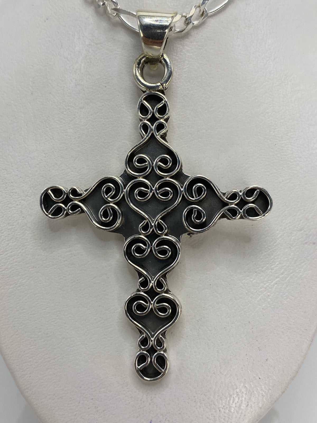 Dije cruz religiosa de plata .925 con filigrana y corazones en relieve, hecho en Taxco