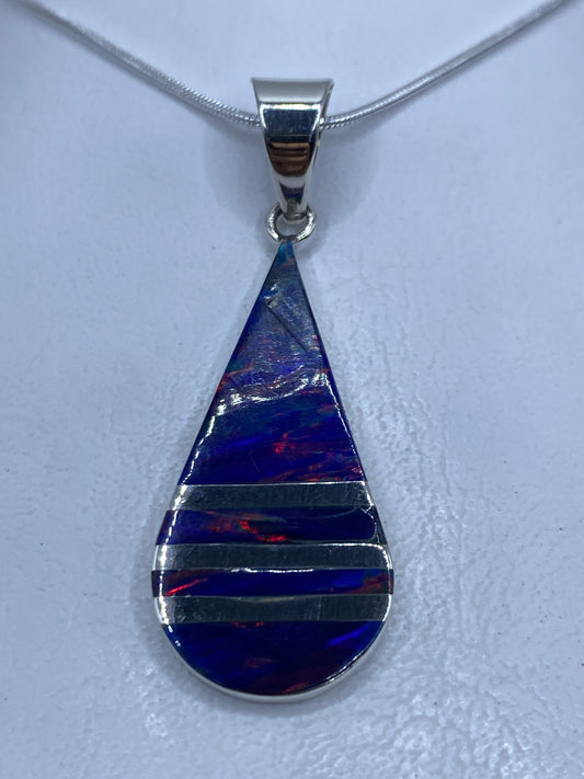 Dije de plata .950 con ópalo de fuego azul, forma de gota, 5.2 cm de largo