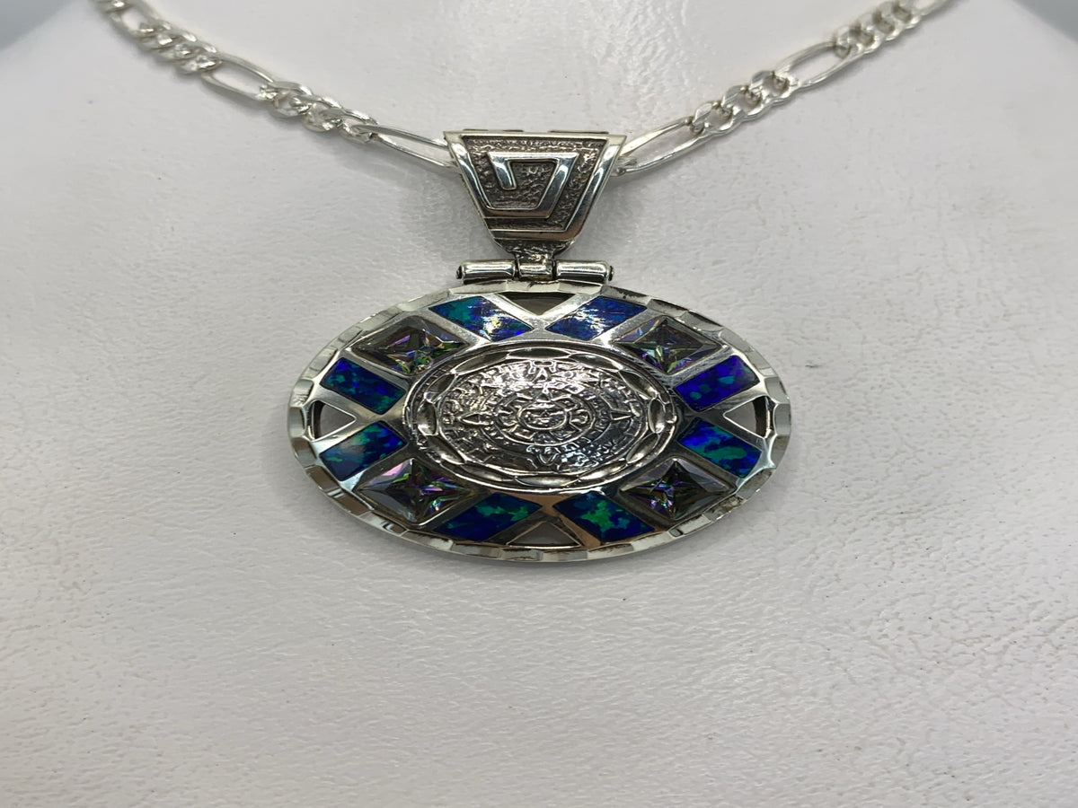 Dije de plata .950 con opalo de fuego azul, vista frontal mostrando el engaste a mano