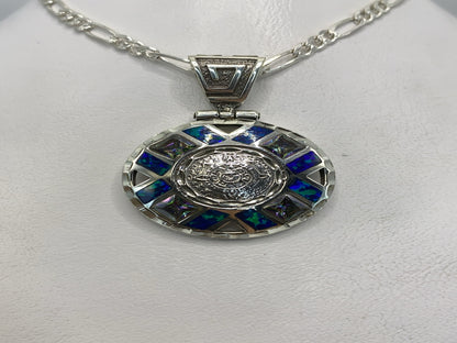 Dije de plata .950 con opalo de fuego azul, vista frontal mostrando el engaste a mano