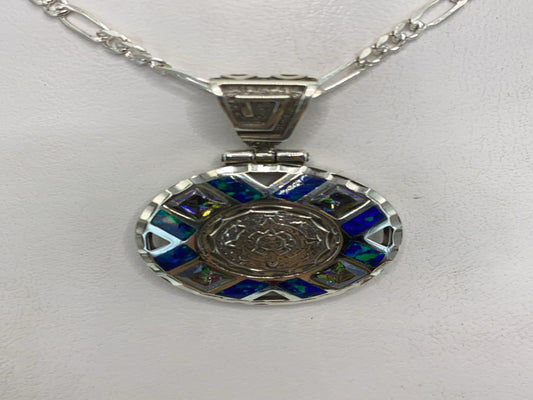 Dije de plata Taxco sobre cadena figaro, opalo de fuego con reflejos azules