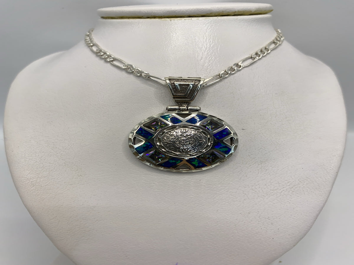 Detalle del engaste de opalo de fuego azul en plata .950 pulida