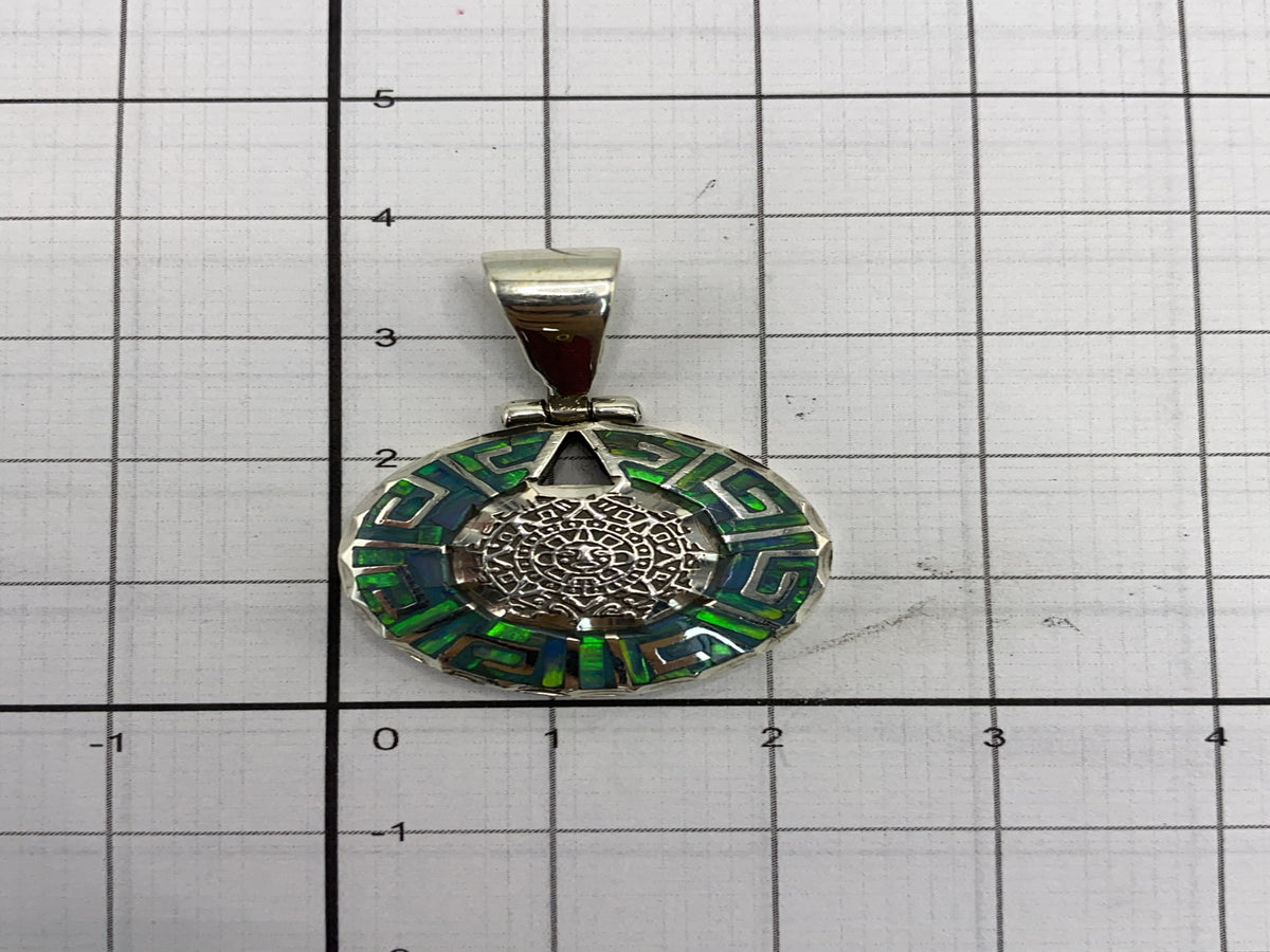 Dije sobre escala de medidas mostrando las dimensiones reales de 3.5 × 2.2 cm y peso de 8.6 gramos
