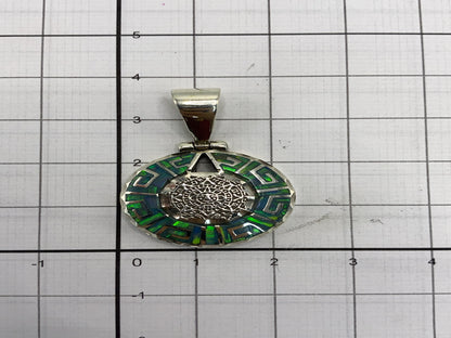 Dije sobre escala de medidas mostrando las dimensiones reales de 3.5 × 2.2 cm y peso de 8.6 gramos