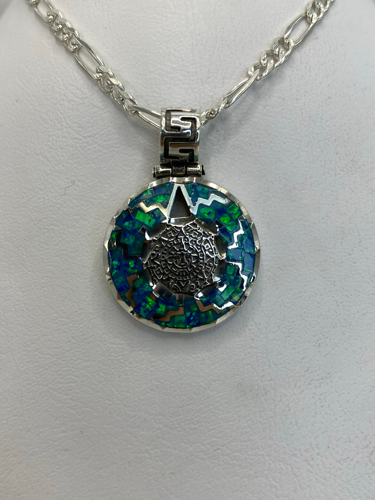 Detalle del engaste a mano del ópalo de fuego en tonos azul profundo