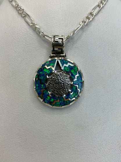Detalle del engaste a mano del ópalo de fuego en tonos azul profundo