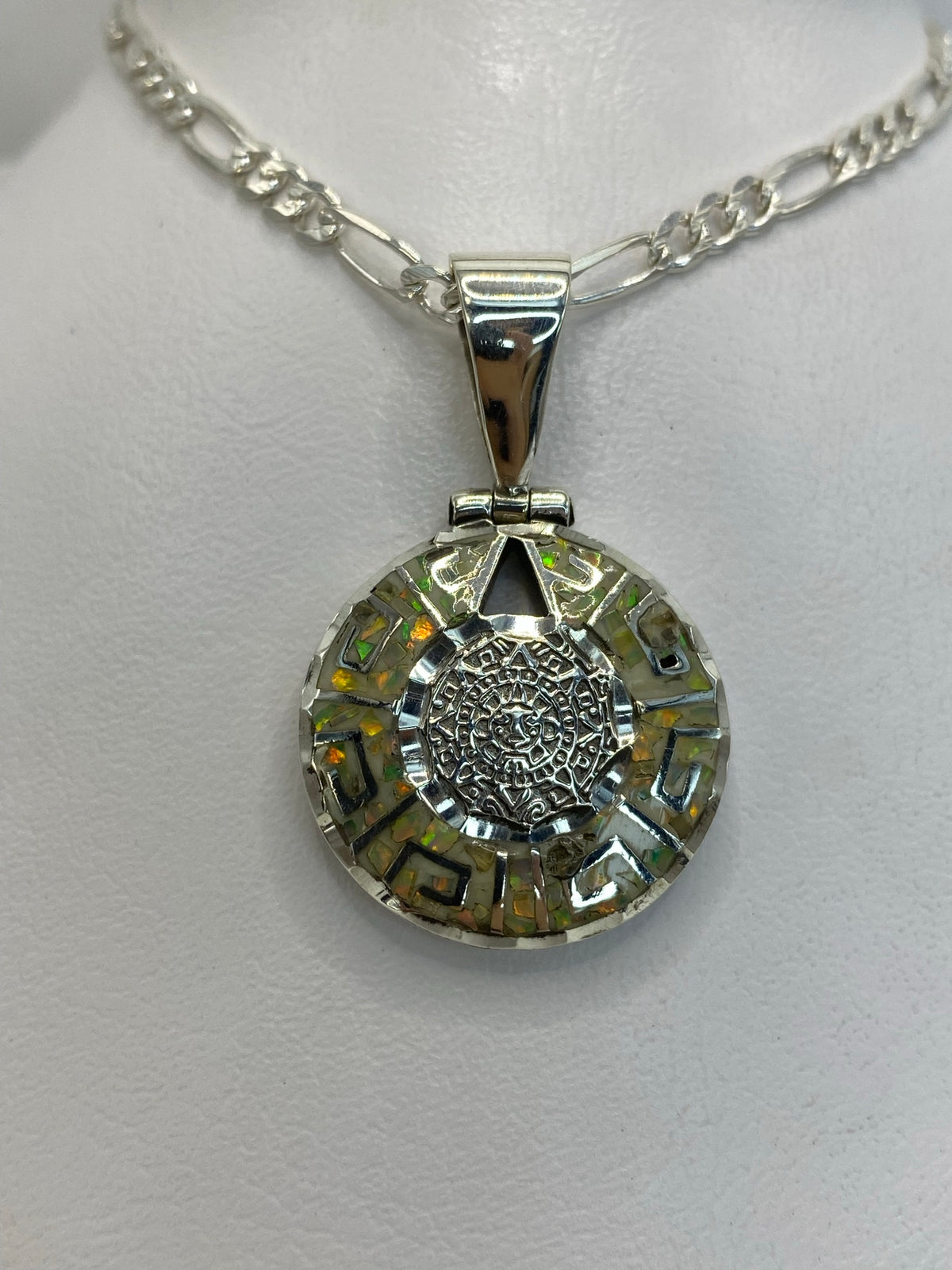 Dije de plata .950 con ópalo de fuego blanco, diseño de calendario azteca, sobre cadena de plata