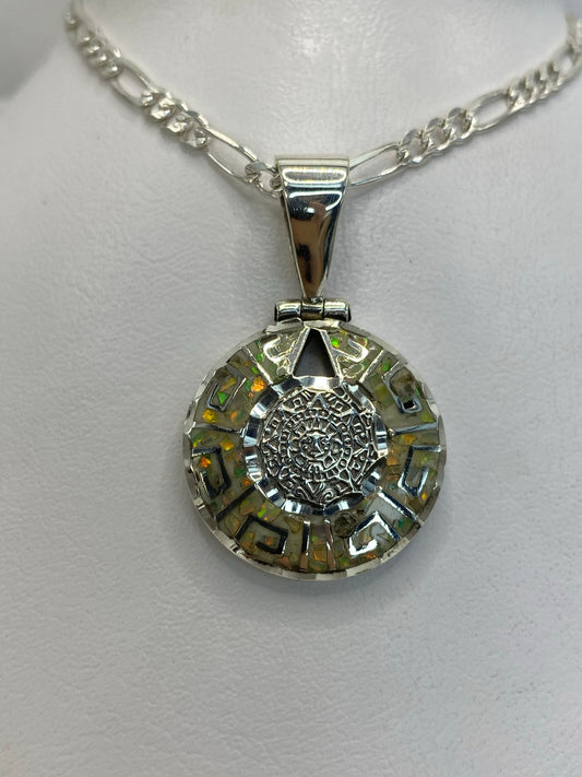 Dije de plata .950 con ópalo de fuego blanco, diseño de calendario azteca, sobre cadena de plata