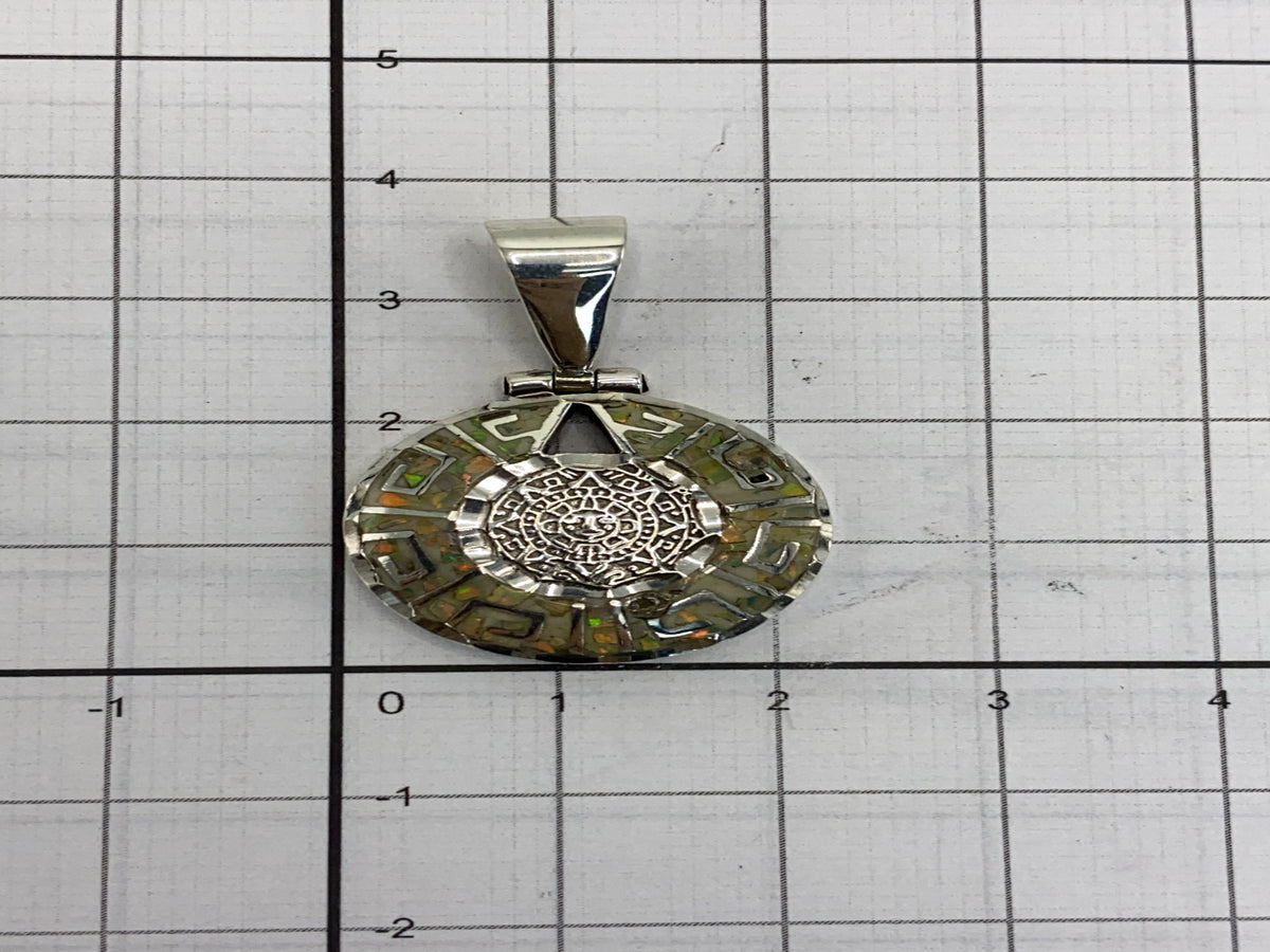 Dije de plata con ópalo sobre escala de centímetros, mostrando medida real de 3.5 × 2.2 cm