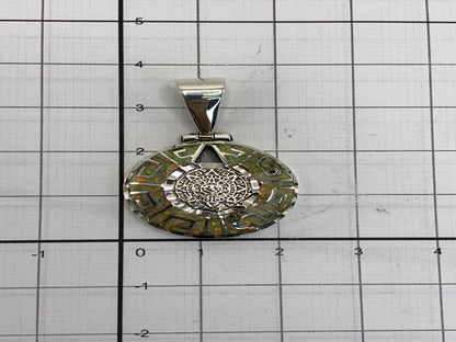 Dije de plata con ópalo sobre escala de centímetros, mostrando medida real de 3.5 × 2.2 cm