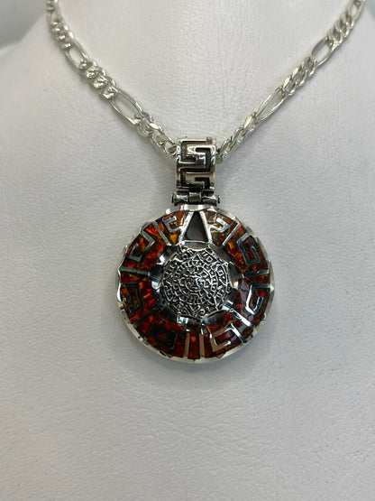 Dije prehispánico de plata .950 con ópalo de fuego rojo, diseño Calendario Azteca, colgante sobre fondo blanco