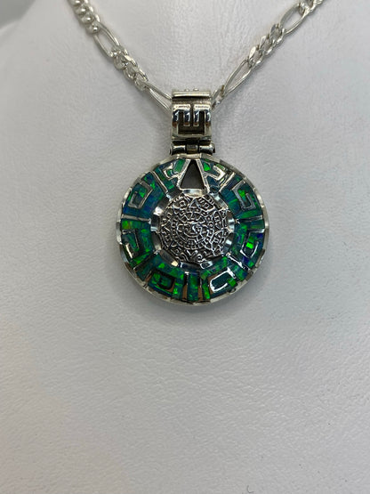 Detalle del engaste a mano y el Ópalo de Fuego en tonalidad azul cielo del dije prehispánico