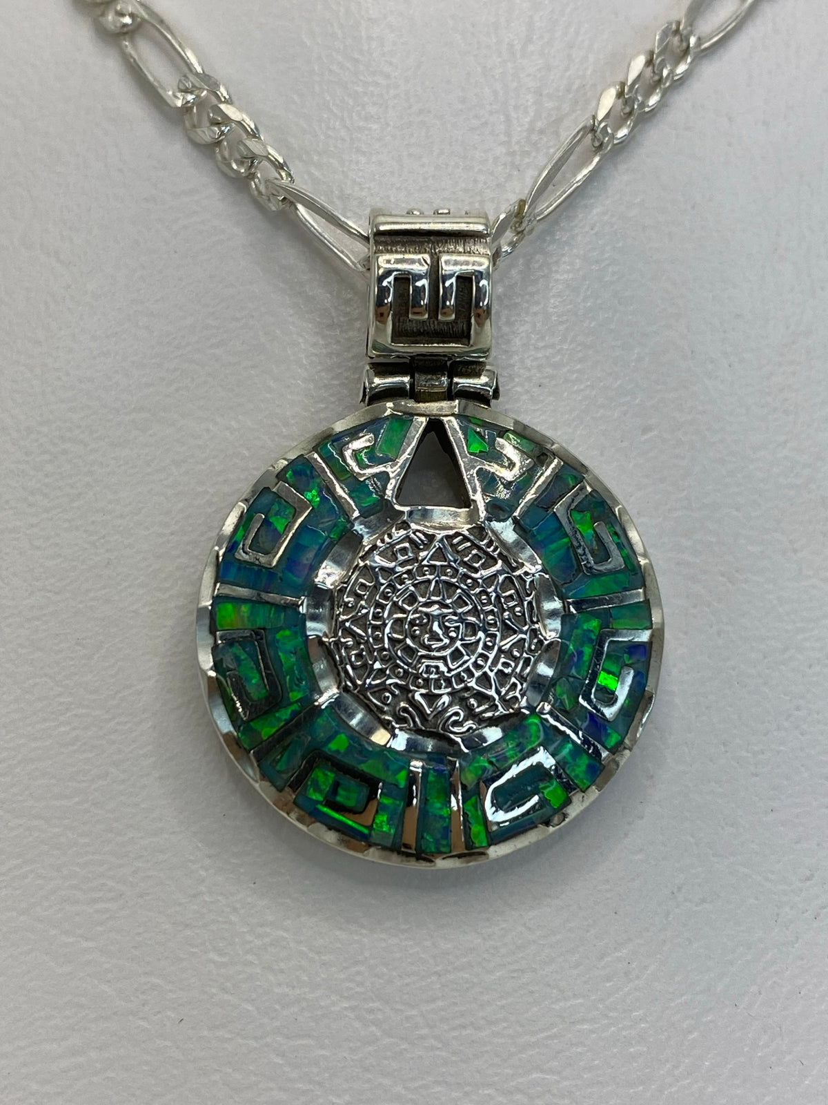 Vista frontal del mandala calado en plata .950 con Ópalo de Fuego — Taxco artesanal