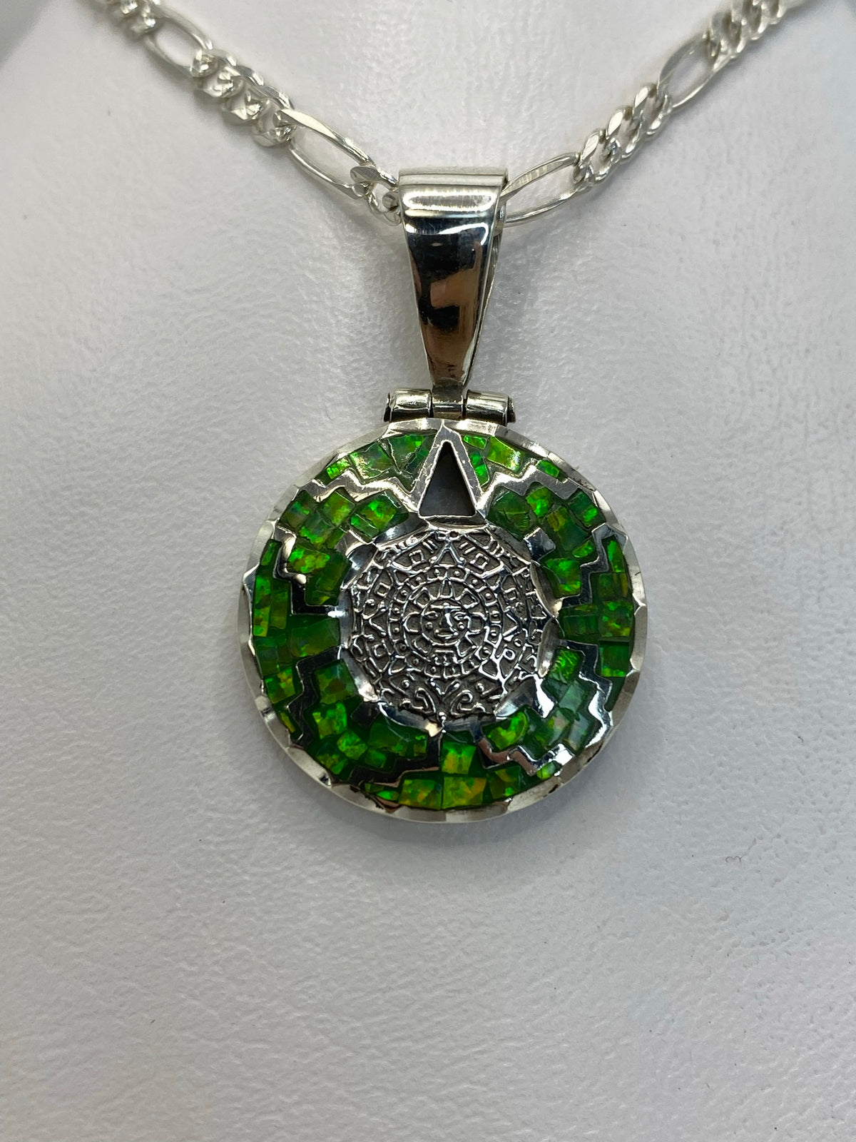Dije de plata .950 con ópalo de fuego verde en diseño geométrico y filigrana de Taxco