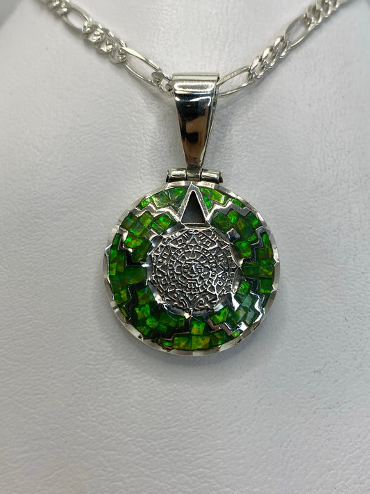 Dije de plata .950 con ópalo de fuego verde en diseño geométrico y filigrana de Taxco