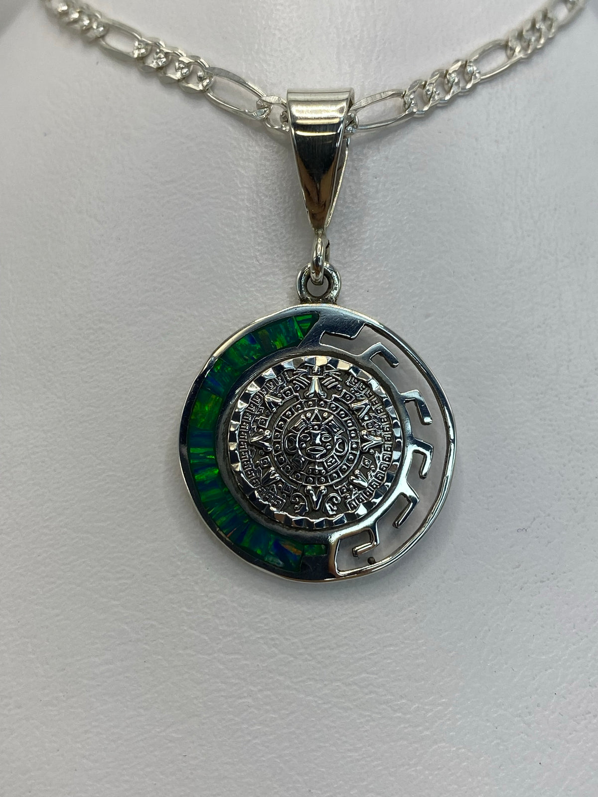 Dije de plata .950 con calendario azteca prehispánico y ópalo de fuego multicolor