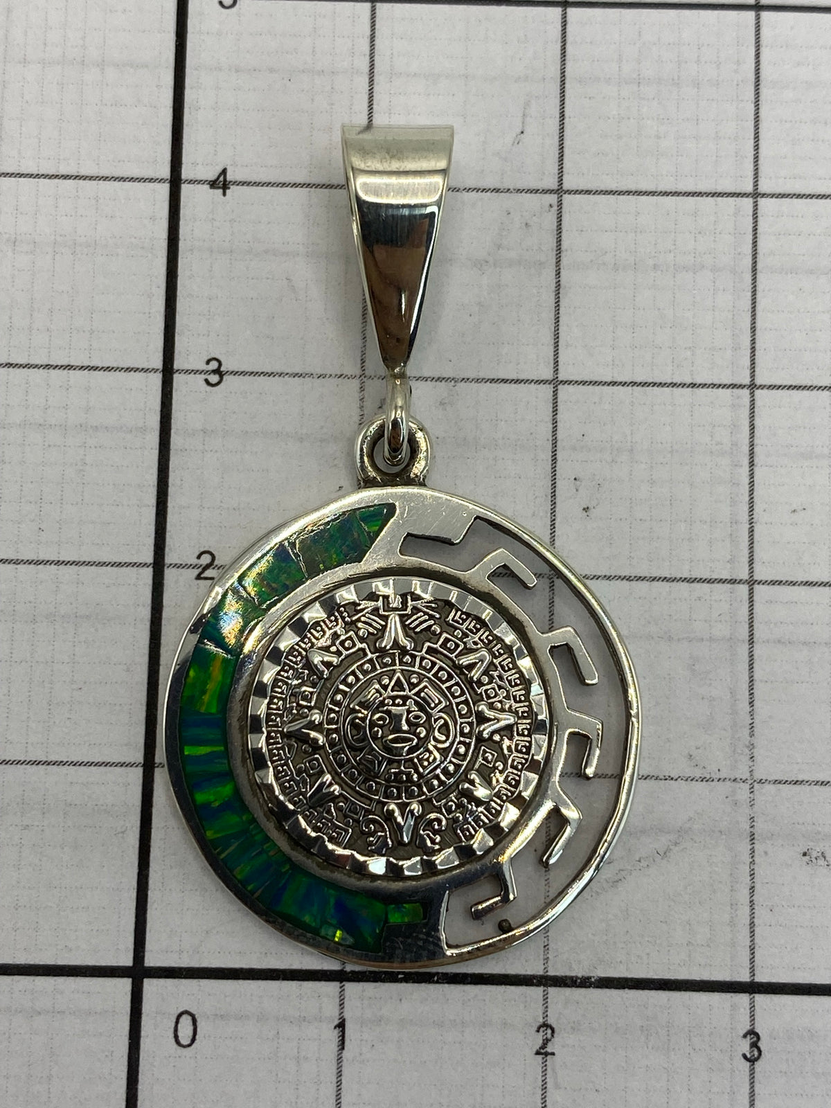 Reverso del dije en plata .950 con marca de autenticidad