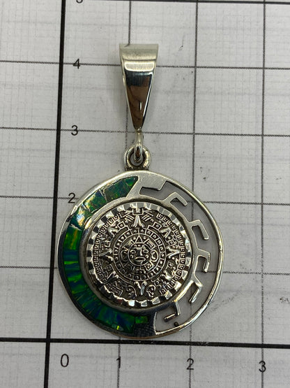 Reverso del dije en plata .950 con marca de autenticidad