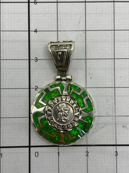 Dije sobre regla para escala — largo 3.5 cm, ancho 2.2 cm