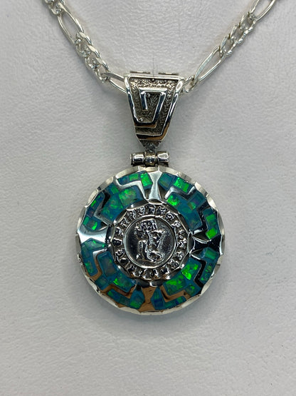 Dije de plata .950 con Ópalo de Fuego azul cielo, engastado a mano en Taxco