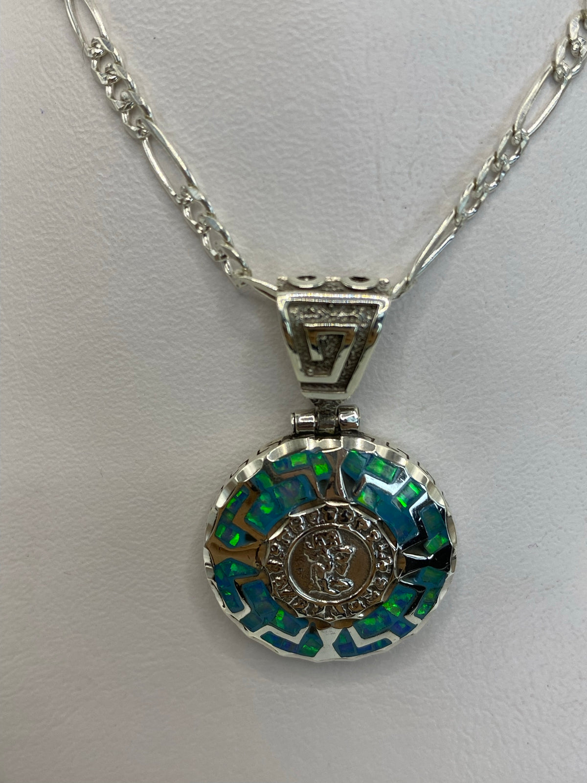 Detalle del Ópalo de Fuego reflejando tonos azul y verde — vista frontal del dije