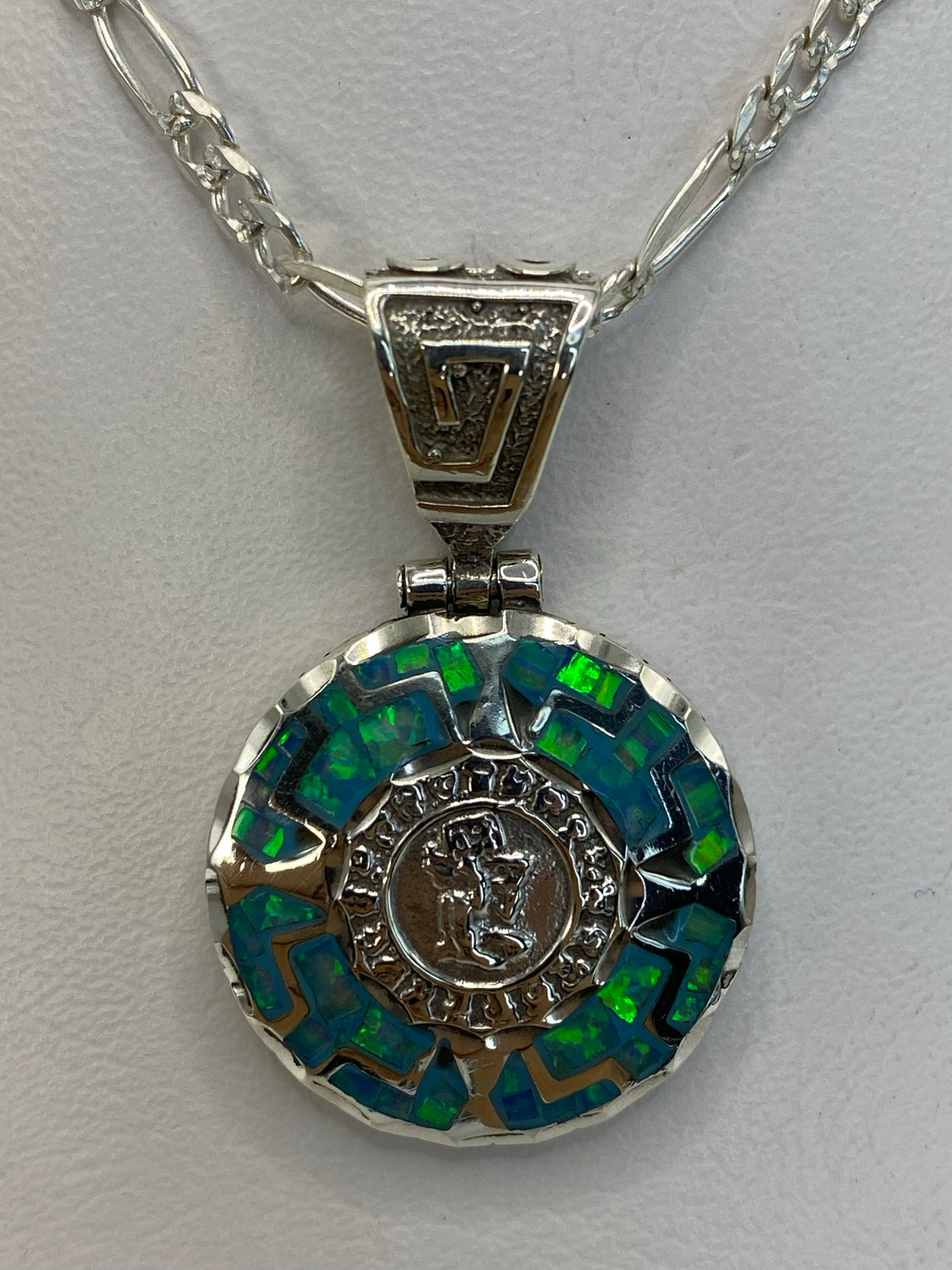 Reverso del dije mostrando el acabado artesanal y la argolla de plata .950