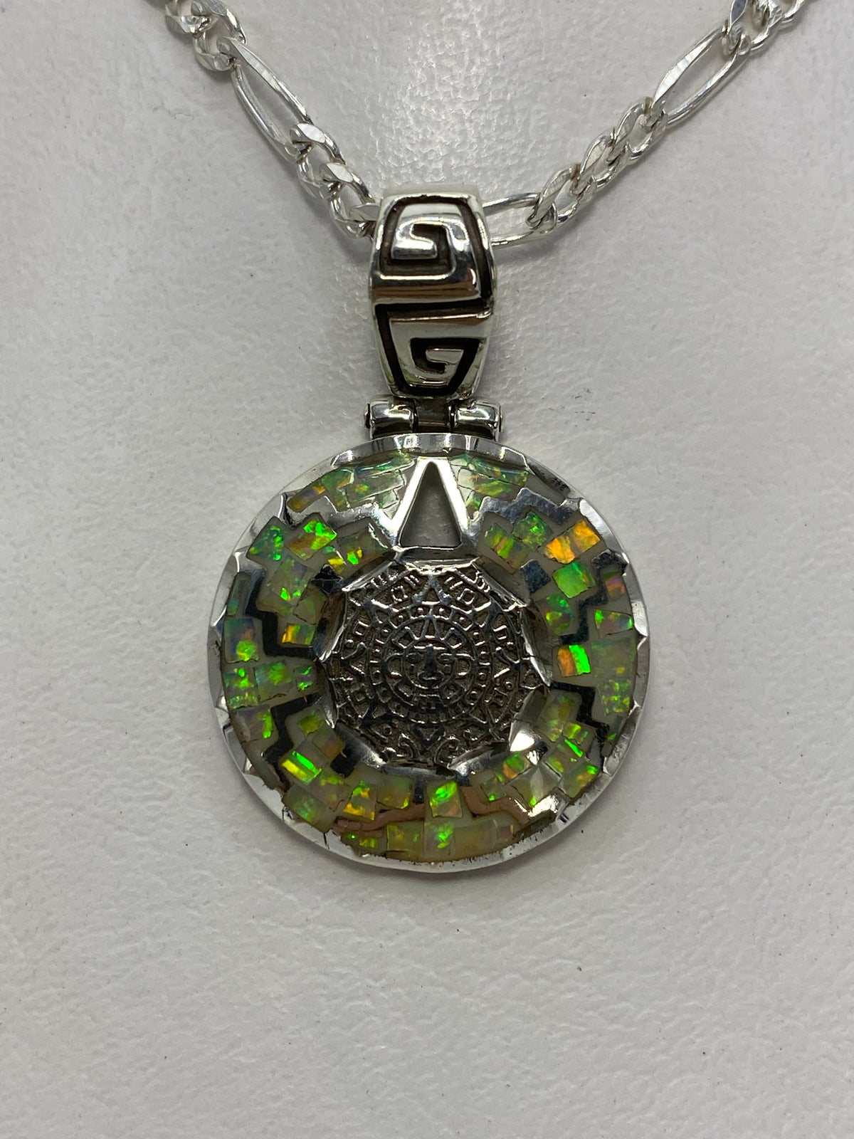 Dije de plata prehispánico con ópalo de fuego multicolor suspendido en cadena de figaro